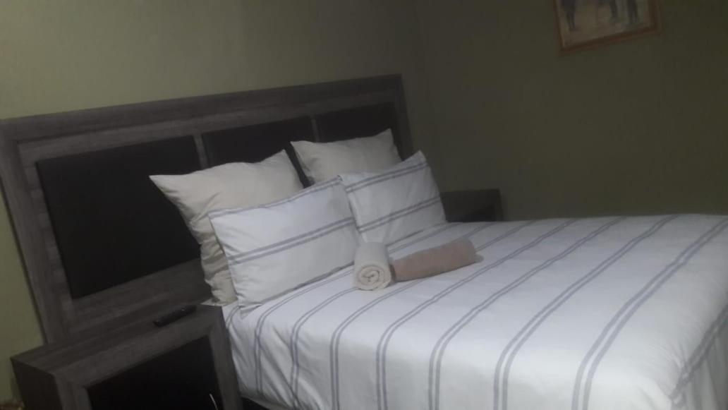 Authentic Bicycle Tours And Backpackers Hostel Soweto Bagian luar foto
