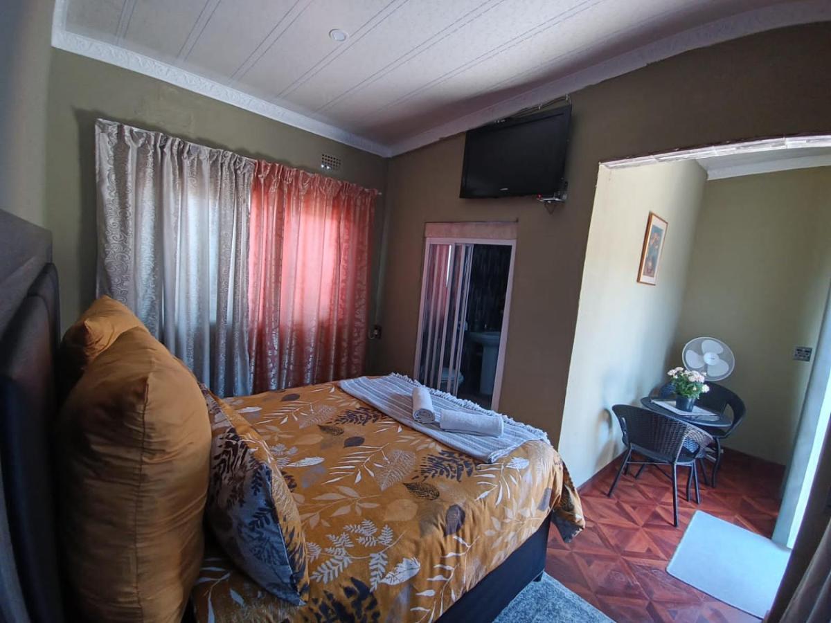 Authentic Bicycle Tours And Backpackers Hostel Soweto Bagian luar foto