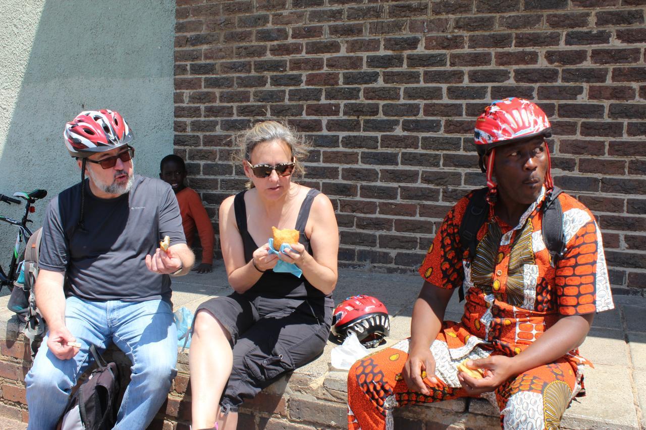 Authentic Bicycle Tours And Backpackers Hostel Soweto Bagian luar foto