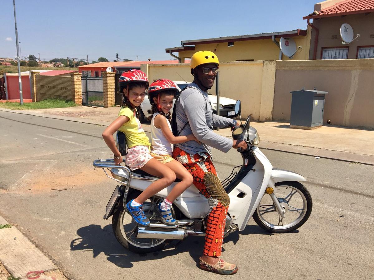 Authentic Bicycle Tours And Backpackers Hostel Soweto Bagian luar foto